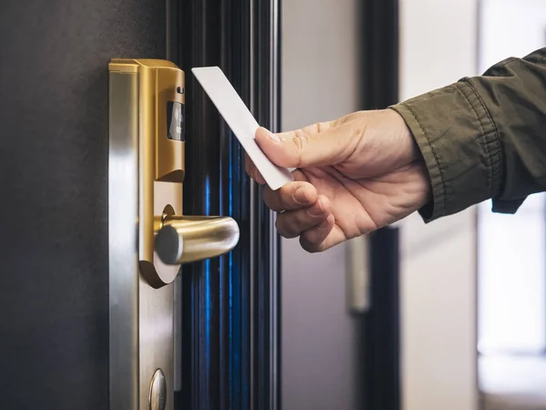 Hand Holding Key card Hotel room access — Stock Photo, Image