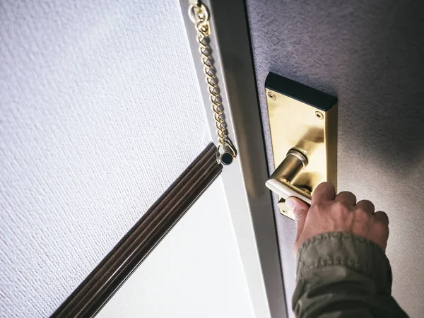 Mano que sostiene la manija de puerta Cerradura de habitación —  Fotos de Stock