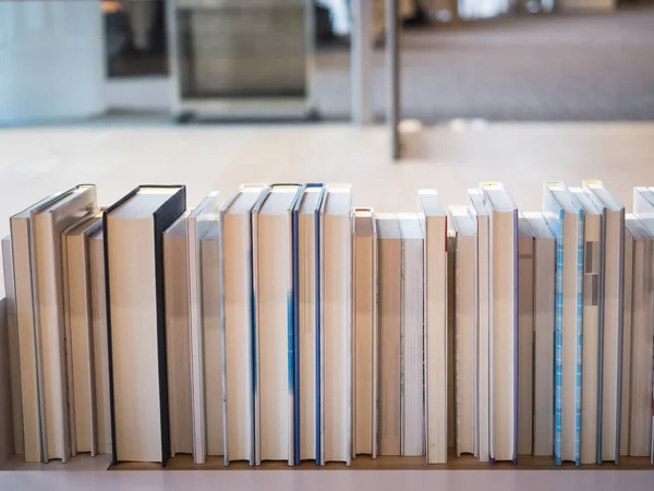 Libros sobre estantería Biblioteca Concepto de educación — Foto de Stock