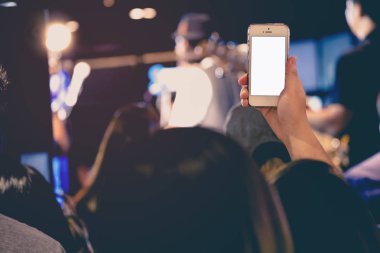 Cep telefonu boş ekran fotoğraf Blur konser görüntüsü tutan el 
