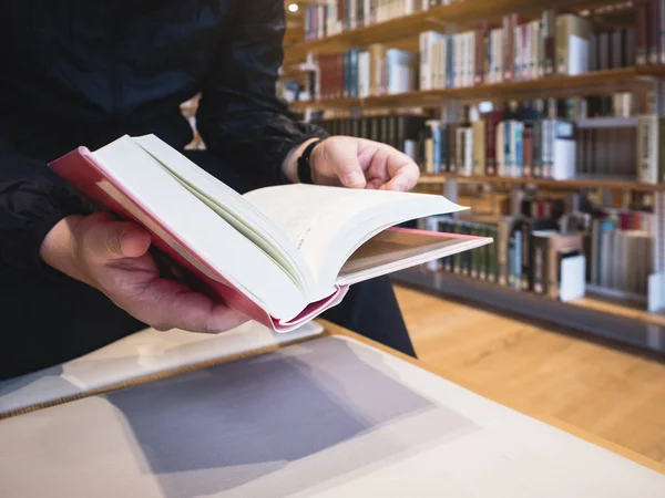 Menschen lesen Bücherregal in Bibliothek Bildungskonzept — Stockfoto