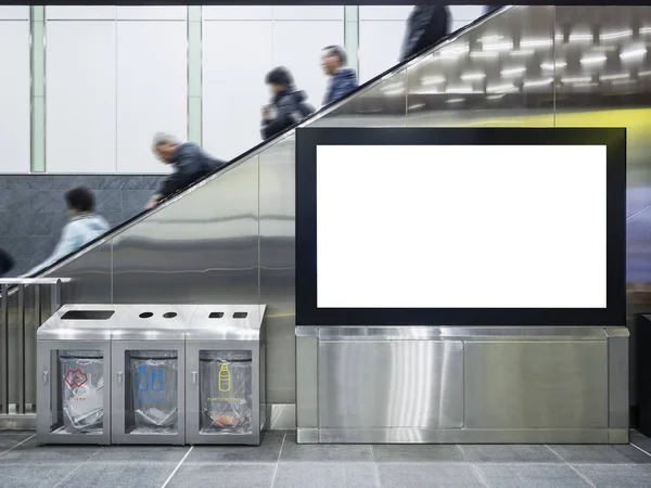 Mock up lcd screen U-Bahn-Rolltreppe und Papierkorb — Stockfoto