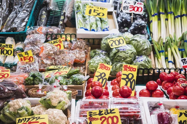 Kanazawa, Japan - 12 kwi 2017: Omicho rynek warzyw świeżej żywności produktu — Zdjęcie stockowe