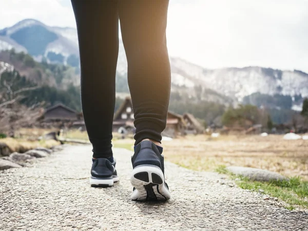 女性足ハイキング トレイル山風景屋外ライフ スタイル旅行 — ストック写真