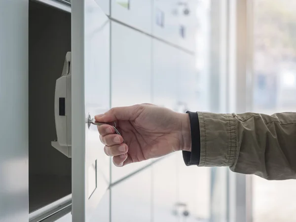 Hand met sleutel Open Locker in kleedkamer openbaar gebouw — Stockfoto