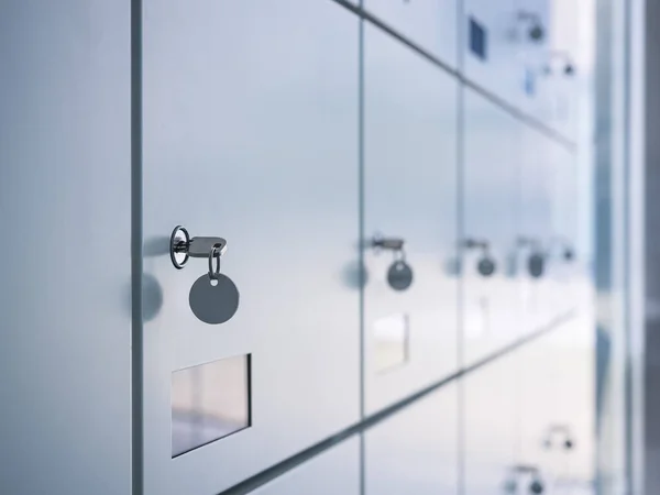 Lockers met sleutel in kleedkamer openbaar gebouw — Stockfoto