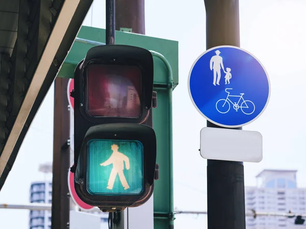 교차 하는로 보행자 자전거 차선 신호등 기호 녹색 불빛이 사람들 — 스톡 사진