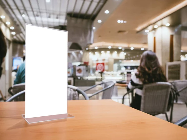 Mock up marco de menú en Table Bar Restaurante Café con la gente — Foto de Stock