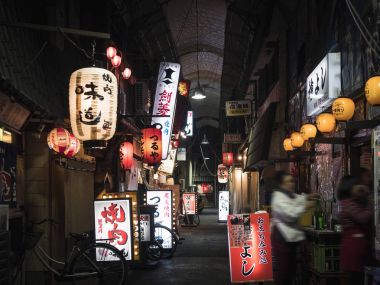Osaka, Japonya - 19 Nisan 2017: Restoran Bar sokak Dükkanı işareti Japonya gece hayatı