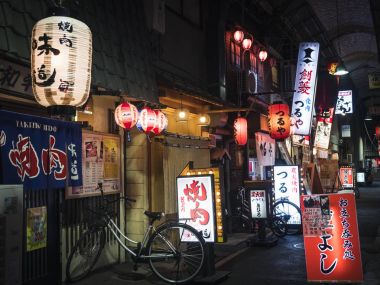 Osaka, Japonya - 19 Nisan 2017: Restoran Bar sokak Dükkanı işareti Japonya gece hayatı
