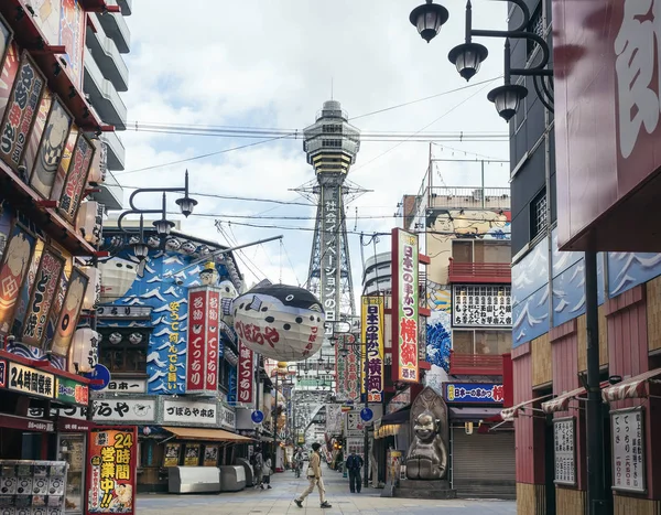 OSAKA, JAPÃO - 18 de abril de 2017: Tsutenkaku Tower Shinsekai Osaka Landmark — Fotografia de Stock