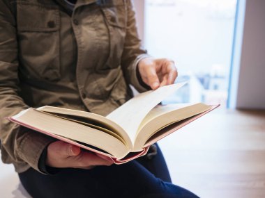 İnsanlar okuma kitap kütüphane kolaj eğitim sayfayı aç 