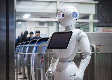 Kanazawa, Japonya - 11 Nisan 2017: Biber Robot Yardımcısı bilgi ekran yumuşak banka robot ile
