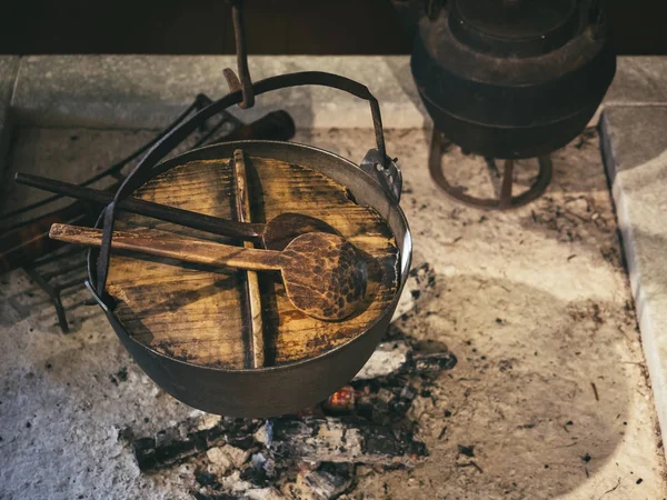 Plaque de cuisson Couvercle en bois sur cuisinière Cuisine Traditionnel ancien style — Photo