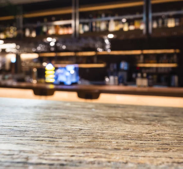 Tabel top counter Bar dengan Blur Bar rak interior Restoran — Stok Foto