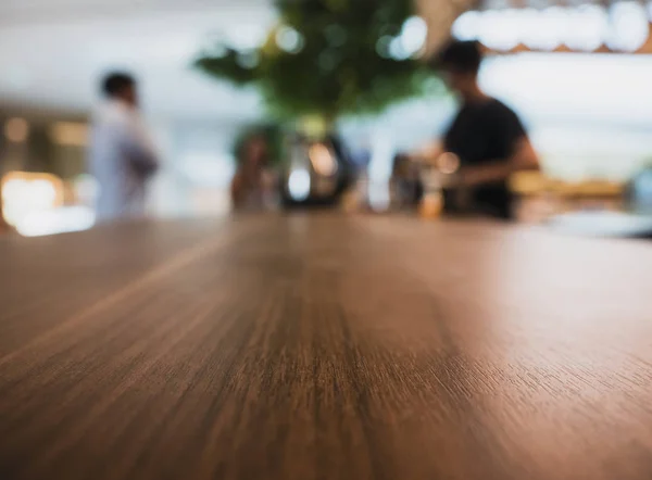 Deska stolu čítač s interiér kavárny rozostření Barista lidí — Stock fotografie