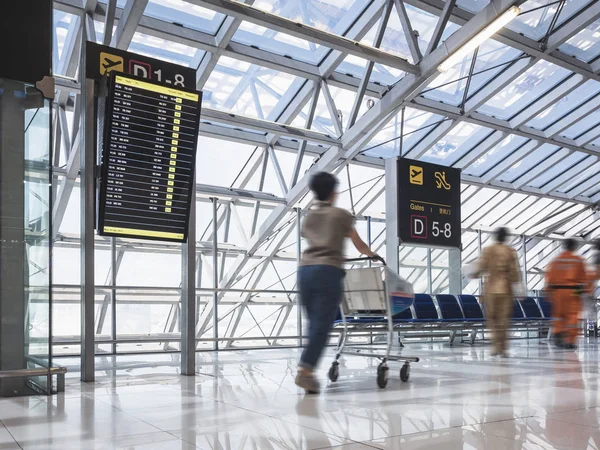 Mujer con carro caminando en vuelo de embarque Airpot Viajes de Pasajeros — Foto de Stock