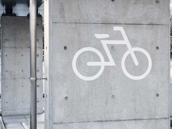 Cartel de estacionamiento de bicicletas en la pared de cemento Señalización del edificio público — Foto de Stock