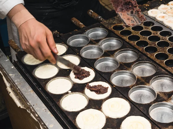 Japan sweet cake People hand filling  Bean paste Japanese dessert — Stock Photo, Image