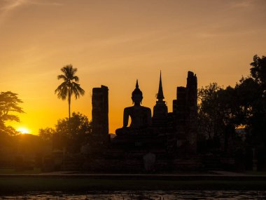 Siluet Buda Pagoda manzara günbatımında Sukhothai Historical Park