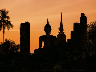 Buddha ve pagoda siluet akşam arka plan Sukothai Historical Park peyzaj