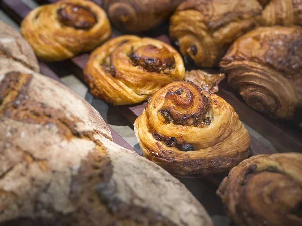 Rollos de canela Exhibición de productos de panadería danesa Tienda de panadería — Foto de Stock