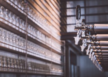 Bira sekme satırındaki cam raf Bar Bar Restoran 