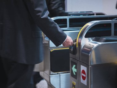 İnsanlar bilet bilet giriş için tren istasyonuna yerleştirin.
