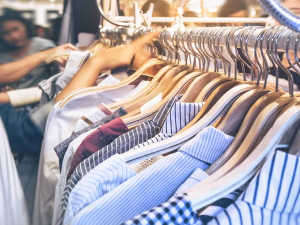 Móda nákupy oblečení na ramínkách Shop zobrazit tričko s lidmi — Stock fotografie