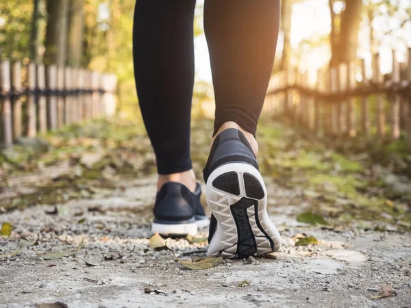 Donna gambe Escursionismo Trail Stile di vita all'aperto Avventura di viaggio — Foto Stock