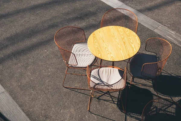 Cafe εστιατόριο καρέκλες τραπέζι καθίσματα υπαίθρια αναψυχή Lifestyle — Φωτογραφία Αρχείου
