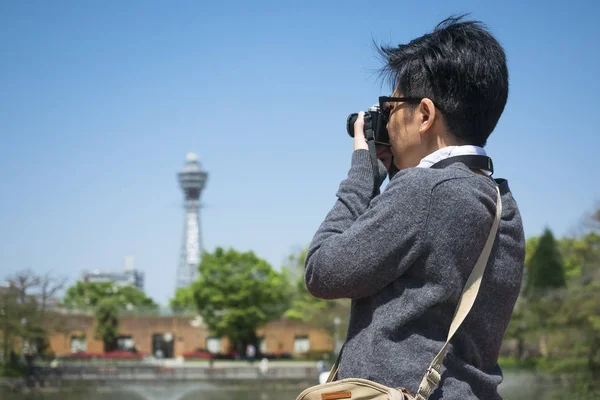 Азиатский Турист Сфотографировать Осаку Открытом Воздухе Tsutenkaku Башня Ориентир — стоковое фото