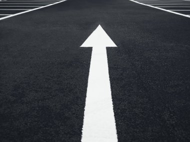Ok işareti yön sokak arka plan üzerinde 