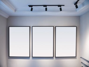 Beyaz duvar spot ile ekranda boş poster çerçeve yukarı alay