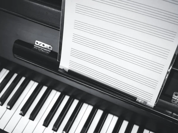 Teclado para piano Hoja de música Instrumento de música clásico — Foto de Stock