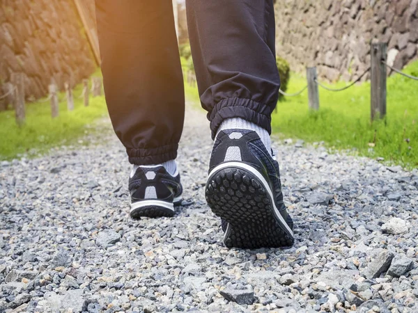 Sendero caminando Hombre piernas con zapato deportivo Ejercicio Parque al aire libre — Foto de Stock