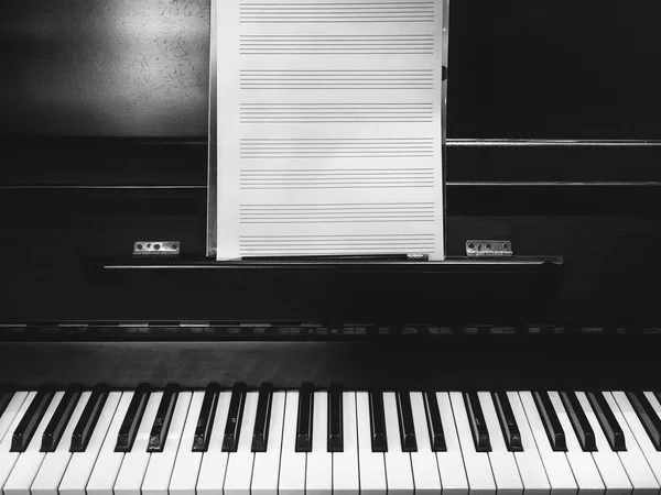 Teclado para piano Ficha musical Música clásica en blanco y negro — Foto de Stock