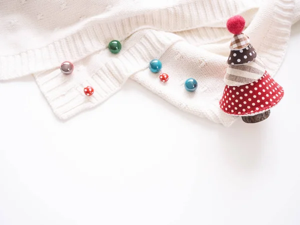 カラフルなビーズ装飾冬シーズン休日背景とクリスマス ツリー — ストック写真