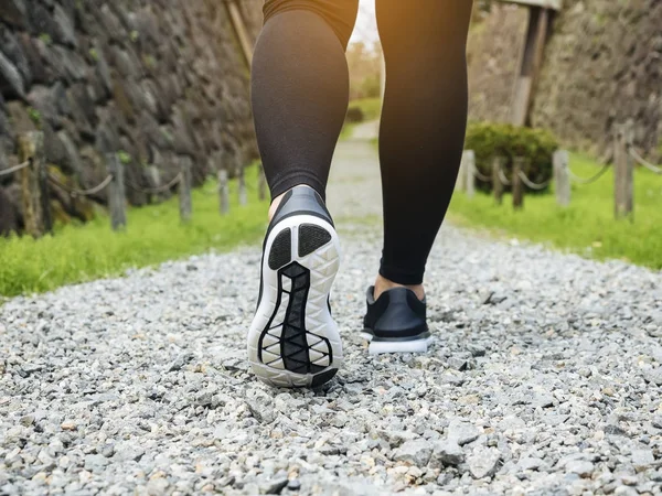 Sendero caminar piernas de mujer con zapato deportivo Forest Park al aire libre — Foto de Stock