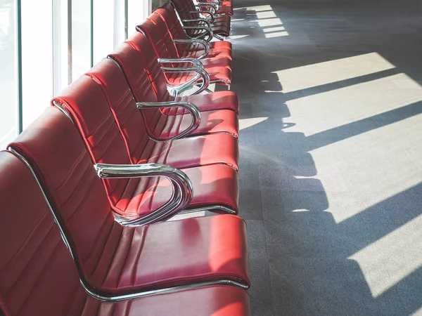 Sala de espera asientos fila Aeropuerto puerta de embarque — Foto de Stock