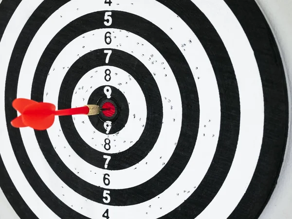 Tablero de dardos con flecha roja golpeó el concepto Target Goal — Foto de Stock