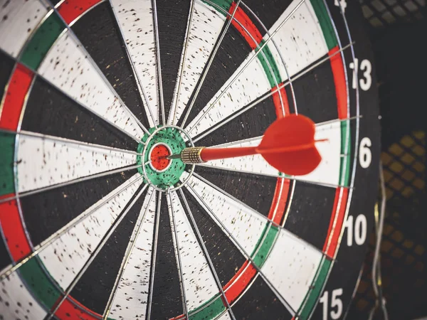 Dart board con freccia rossa ha colpito Obiettivo Obiettivo concetto — Foto Stock