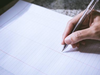 El ile kalem kağıt belge iş kavramı üzerinde oturum