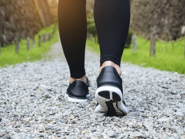 Sendero caminar piernas de mujer con zapato deportivo Forest Park al aire libre — Foto de Stock