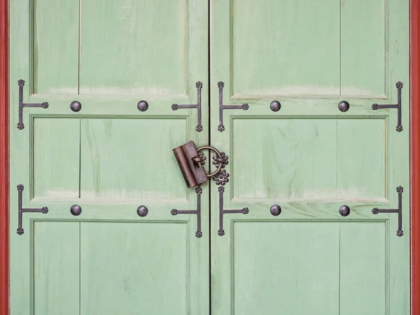 Dřevěné dveře s Lock Vintage styl Gate architekturu detaily — Stock fotografie