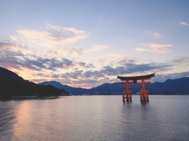 Miyajima Hiroşima Itsukuşima tapınak kapısı Japonya cazibe Simgesel Yapı