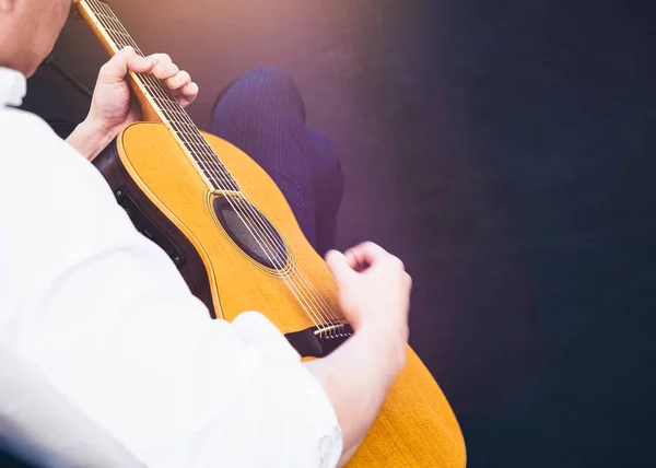 Человек Играет Акустическую Гитару Solo Concert Music Entertainment — стоковое фото