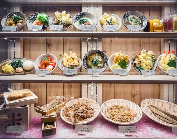 Osaka, Japan - 12 Apr 2017: Japan restaurang Food Display med modell-menyn — Stockfoto