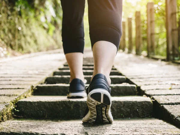Mujer con zapato deportivo caminar en escalera paso ejercicio al aire libre Trail Track — Foto de Stock