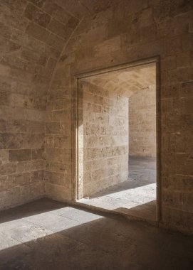 Mimari, tarihi binanın ışıklandırılmasıyla Salon 'un tuğla duvarının detaylarını anlatıyor